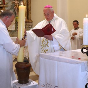 Biskup Razum predvodio Vazmeno bdjenje u župi Vugrovec